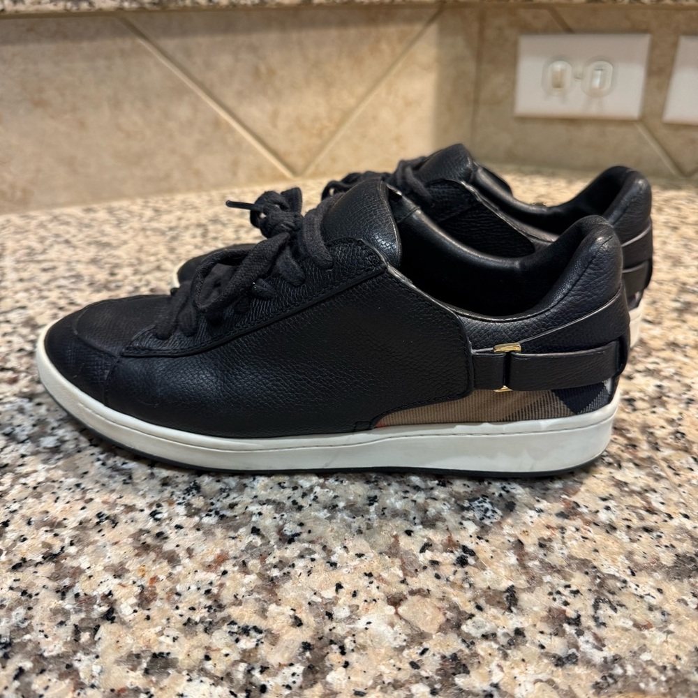 Burberry Black Low-Top Sneakers - 38/6